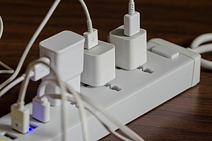 a smart power strip that turns off automatically when not in use