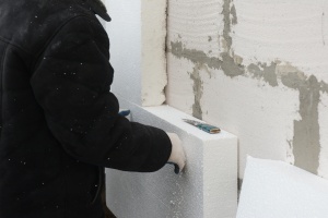 worker making sure to waterproofing house 