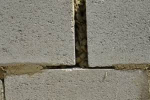 Wide wall gap. Caulking must always be applied to surfaces that are clean and dry
